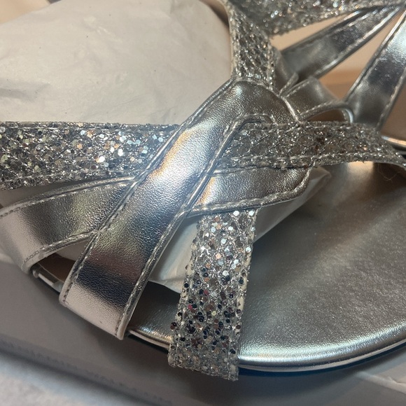 BENJAMIN WALK Lena Touch Ups Size 12 Sandals Silver Metallic Glitter NEW IN BOX - Picture 2 of 10